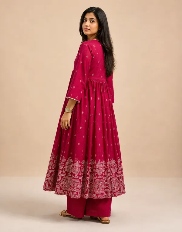 Rangnoor_Women's_Magenta_A-Line_Printed_Cotton_Kurta_Palazzo_Set_with_Embroidered_Neck