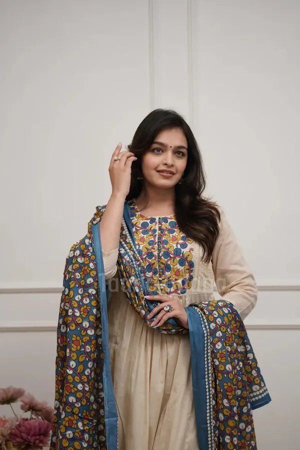 Women's_Cream_Cotton_Kurta_Set_with_Procian_Print_&_Malmal_Dupatta