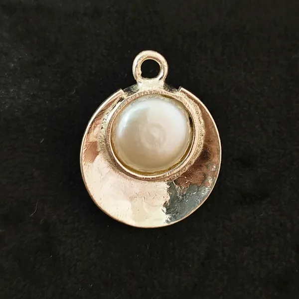 Silver_Half_Moon_Pearl_Pendant_Locket_For_Women_And_Men