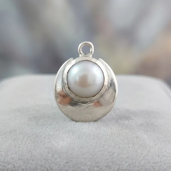 Silver_Half_Moon_Pearl_Pendant_Locket_For_Women_And_Men