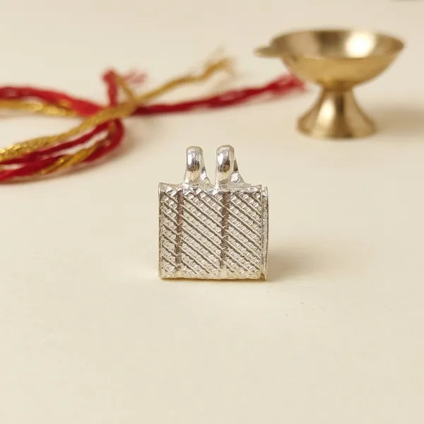 Sterling_Silver_Square_Shape_Amulet_,_Chandi_Tabiz_Pendant_/_Locket_(Small_Size,_1.7_Gm)