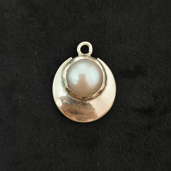 Silver_Half_Moon_Pearl_Pendant_Locket_For_Women_And_Men