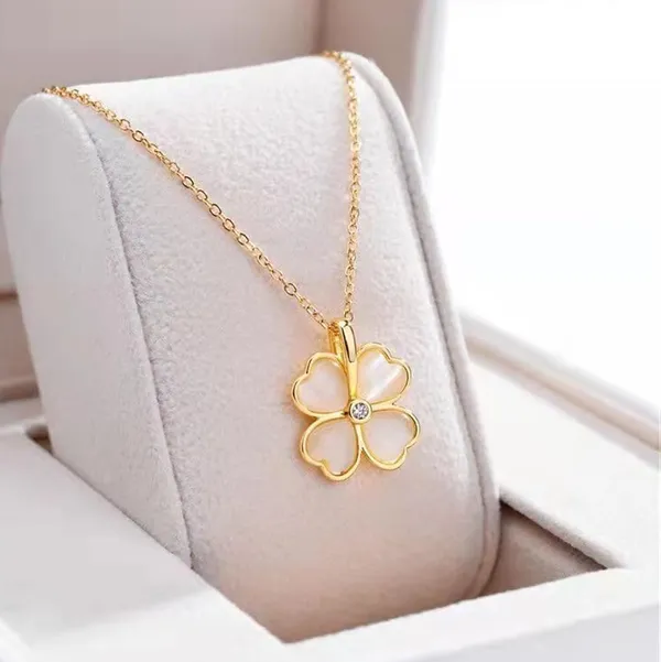 Kumud_Gold_Plated_Anti_Tarnish_Pendant_Necklace_For_Women