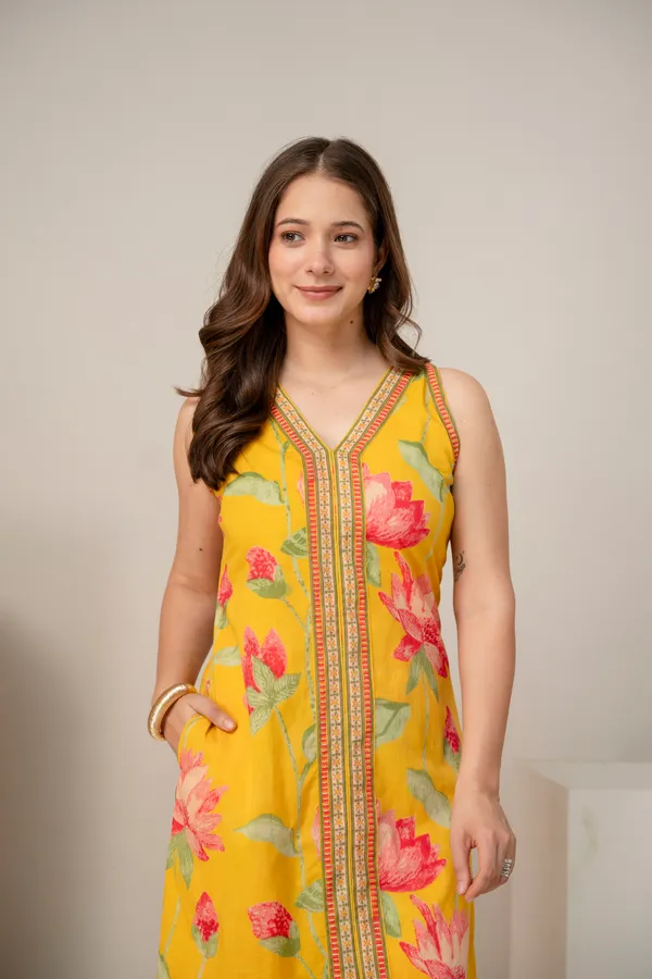 Yellow_Floral_Print_Sleeveless_V-Neck_Top_for_Women