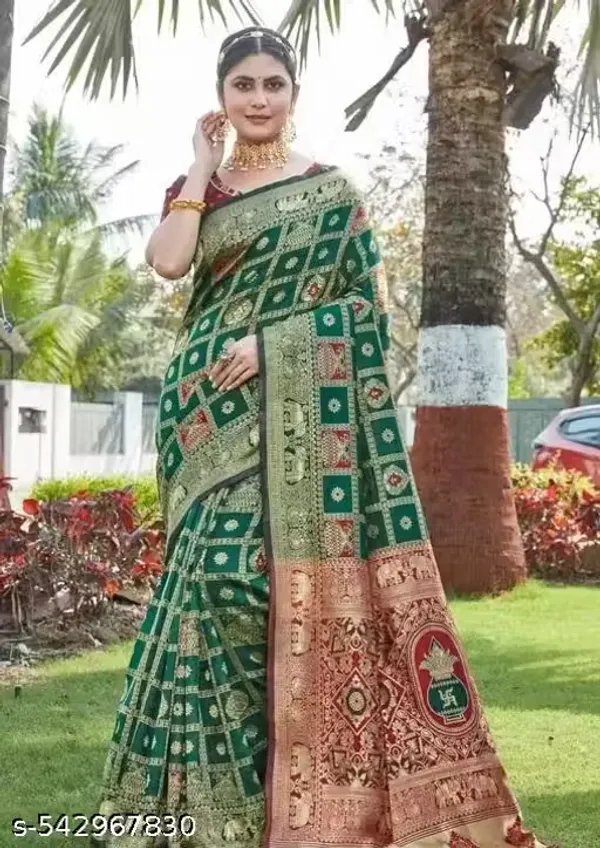 Emerald_Green_&_Maroon_Red_Jacquard_Silk_Saree_–_Traditional_Kalash_&_Elephant_Motif_Pallu_Festive_Saree_with_Blouse_Piece