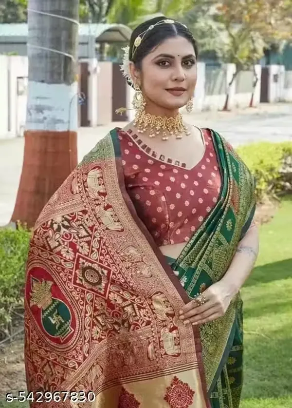 Emerald_Green_&_Maroon_Red_Jacquard_Silk_Saree_–_Traditional_Kalash_&_Elephant_Motif_Pallu_Festive_Saree_with_Blouse_Piece