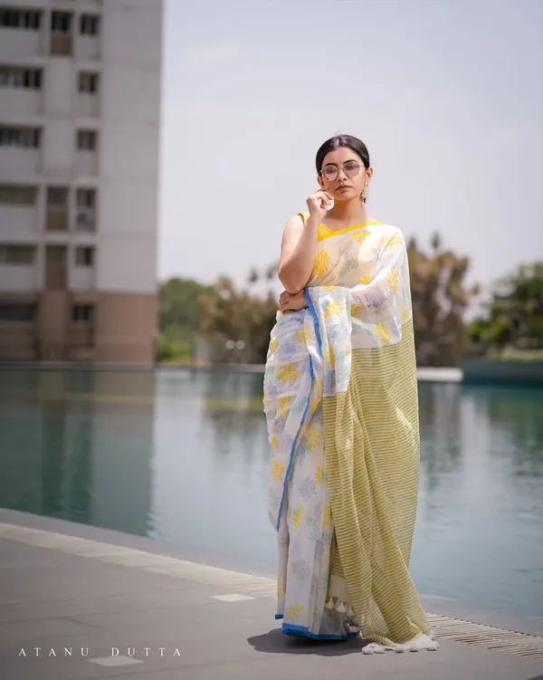 White_Premium_Linen_With_Elegant_Print_And_Traditional_Jalar_Work_Saree_For_Women