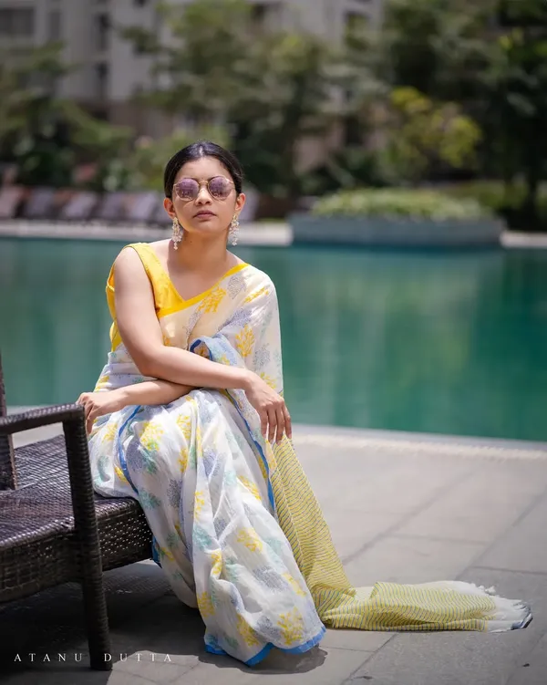 White_Premium_Linen_With_Elegant_Print_And_Traditional_Jalar_Work_Saree_For_Women