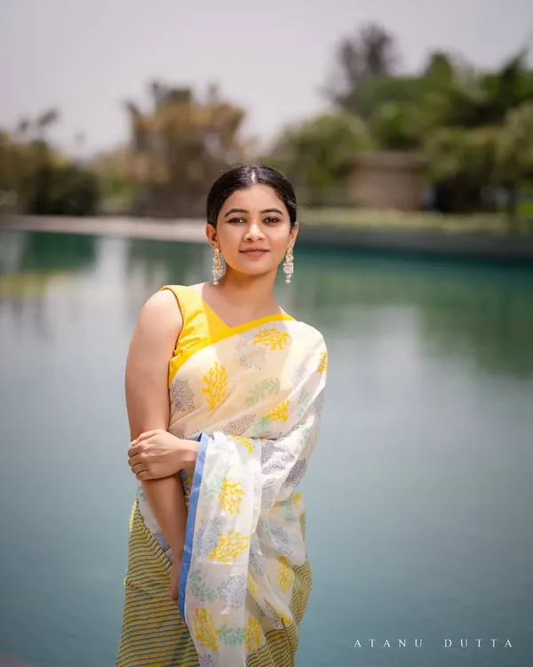 White_Premium_Linen_With_Elegant_Print_And_Traditional_Jalar_Work_Saree_For_Women