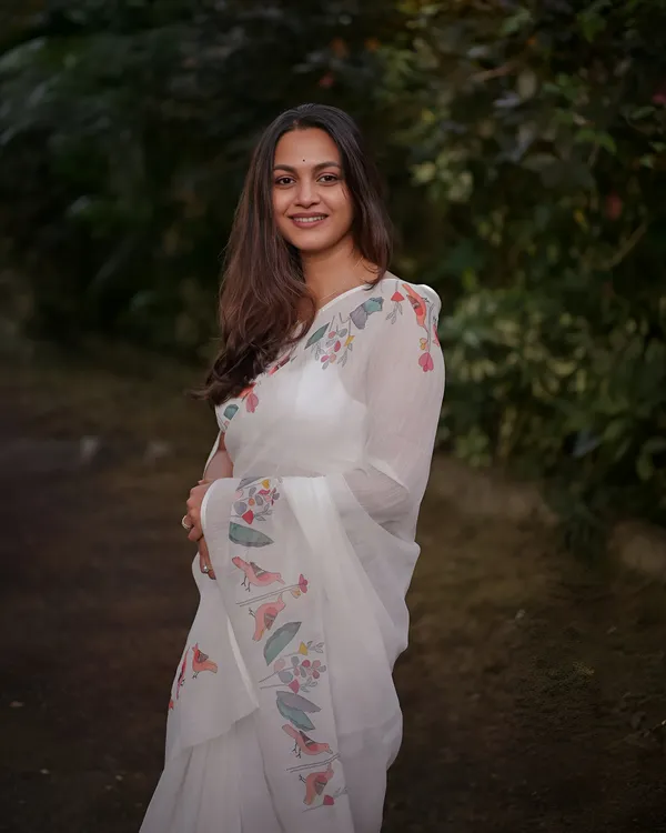 White_Luxury_Linen_With_Graceful_Digital_Print_&_Handmade_Finish_Saree_For_Women