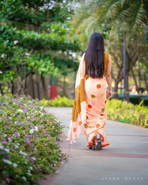 Peach_Luxury_Linen_With_Soft_Texture_&_Handcrafted_Jalar_Work_Saree_For_Women