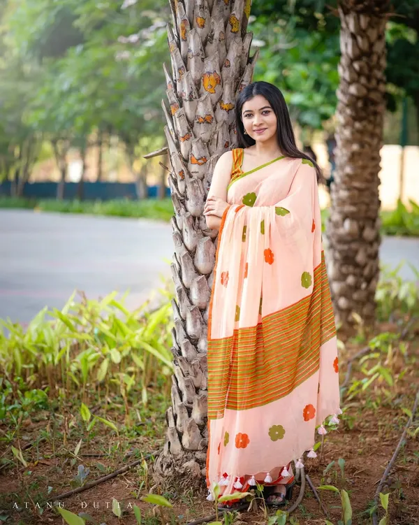 Peach_Luxury_Linen_With_Soft_Texture_&_Handcrafted_Jalar_Work_Saree_For_Women