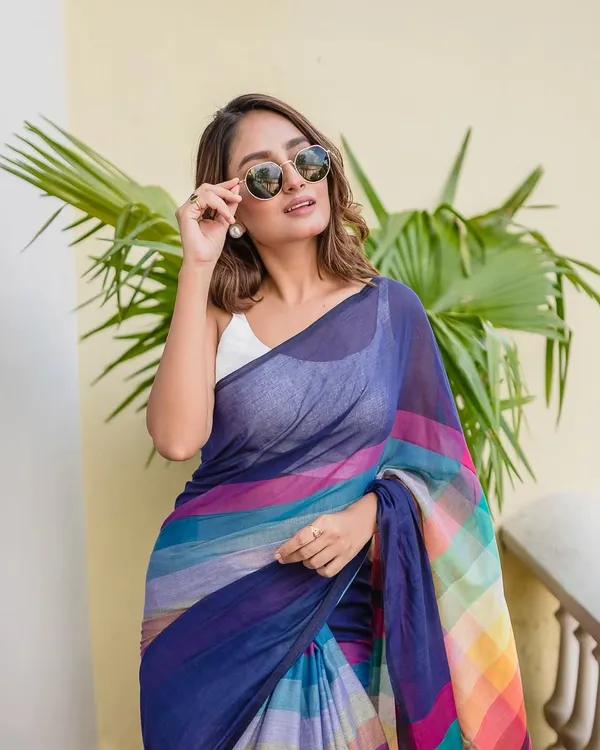 Blue_Premium_Linen_With_Traditional_Jalar_And_Contemporary_Design_Saree_For_Women