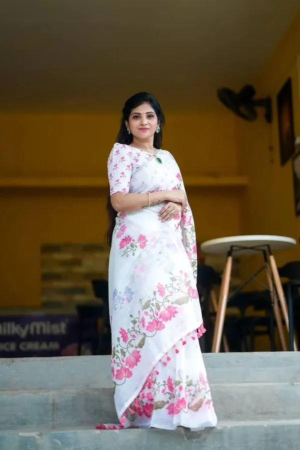 White_Luxury_Linen_With_Modern_Digital_Print_&_Classic_Craft_Saree_For_Women