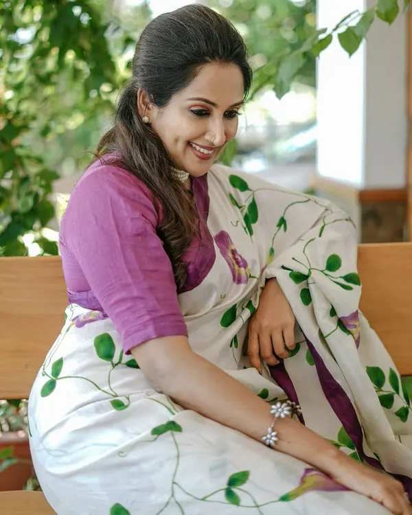 White_Premium_Linen_With_Stylish_Print_And_Luxury_Feel_Saree_For_Women