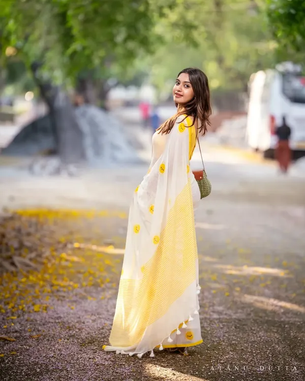 White_Premium_Linen_With_Handcrafted_Border_&_Print_Saree_For_Women