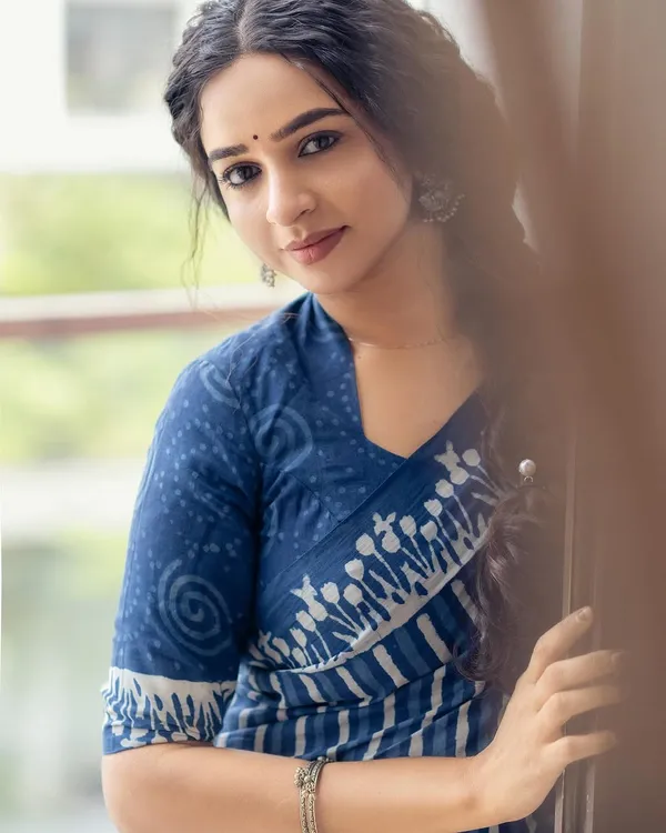 Blue_Luxury_Linen_With_Digital_Print_Saree_For_Women