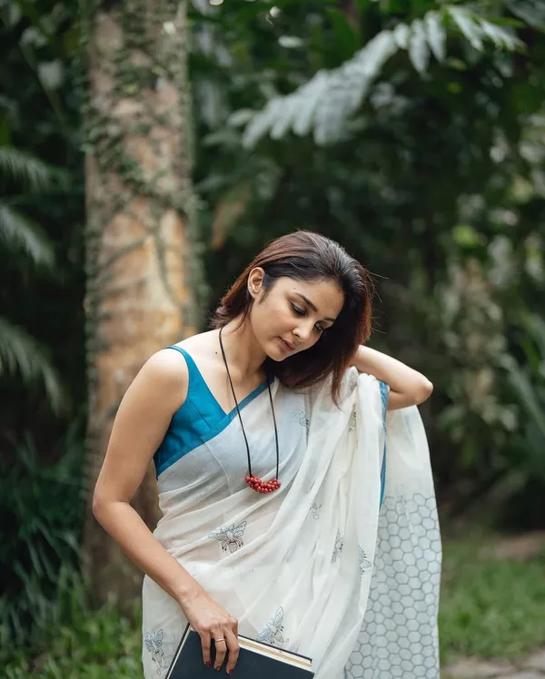 White_Luxury_Linen_With_Handcrafted_Jalar_Border_&_Blouse_With_Saree_For_Women