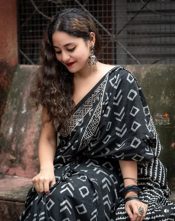 Black_Luxury_Linen_With_Artistic_Design_And_Jalar_Border_Saree_For_Women