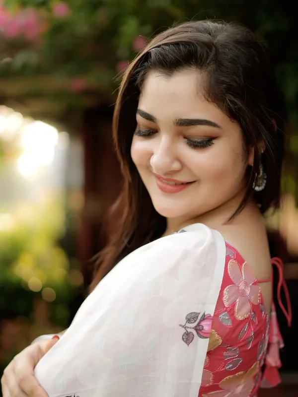 White_And_Pink_Premium_Linen_With_Graceful_Look_Saree_For_Women