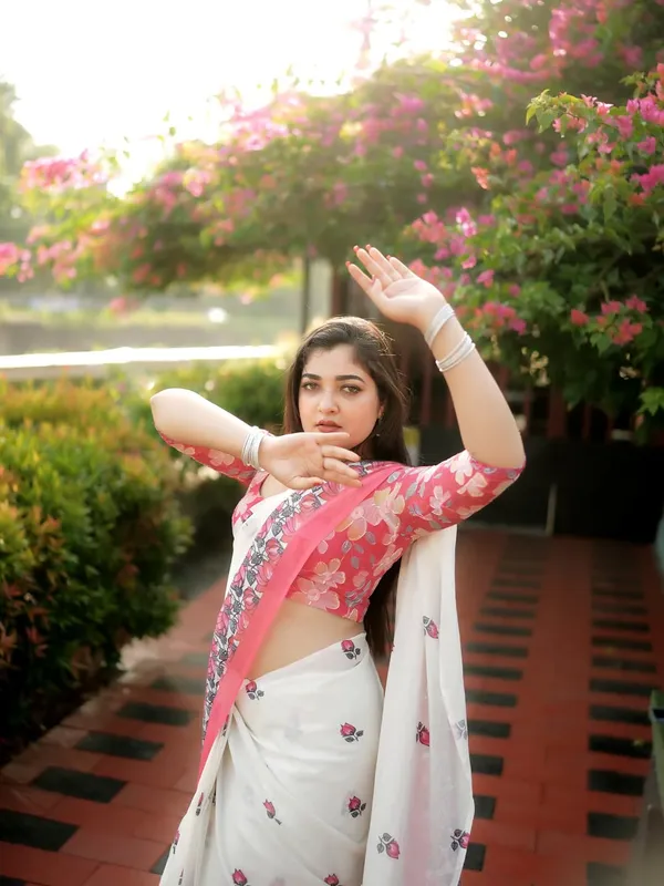 White_And_Pink_Premium_Linen_With_Graceful_Look_Saree_For_Women