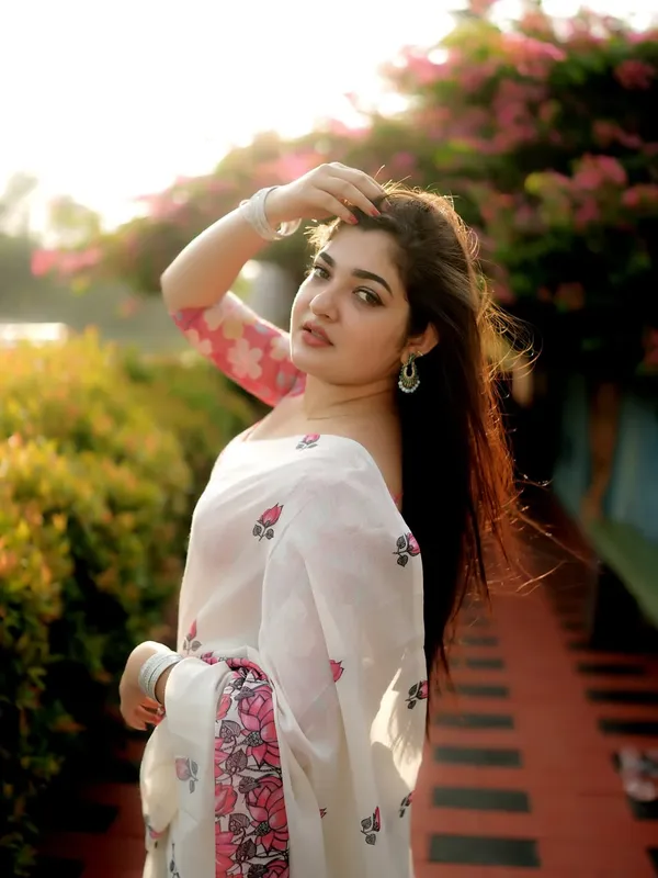 White_And_Pink_Premium_Linen_With_Graceful_Look_Saree_For_Women