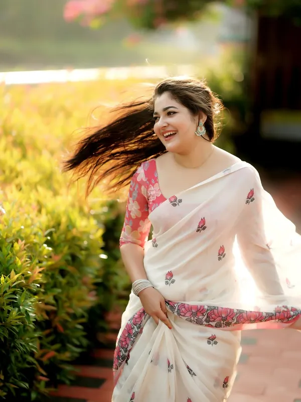 Sunlit_Ivory_Bloom__|_____premium__linen_saree