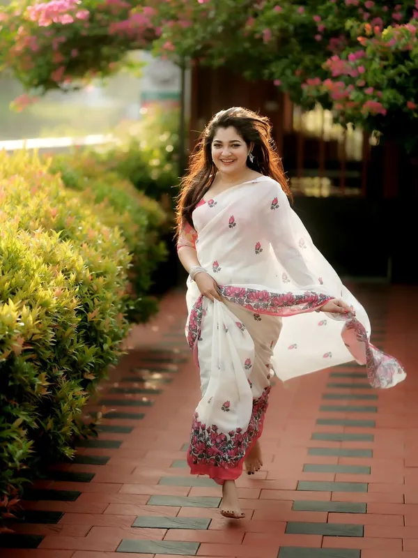 Sunlit_Ivory_Bloom__|_____premium__linen_saree