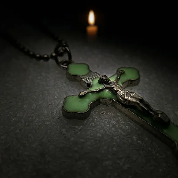 Bittrend_Jewels_Anti_Tarnish_Stainless_Steel_Glow_In_The_Dark_Inri_Crucifix_Pendant_Necklace_For_Men_Luminous_Jesus_Cross_With_Box_Chain