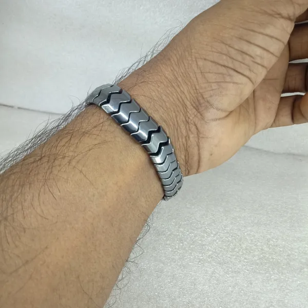 Hematite_Chevron_Arrow_Beaded_Elastic_Bracelet_For_Men