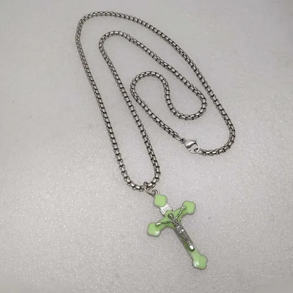 Bittrend_Jewels_Anti_Tarnish_Stainless_Steel_Glow_In_The_Dark_Inri_Crucifix_Pendant_Necklace_For_Men_Luminous_Jesus_Cross_With_Box_Chain