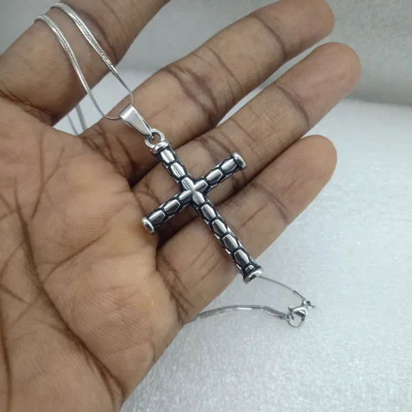 Bittrend_Jewels_Silver_Tone_Textured_Cross_Pendant_Necklace_For_Women_Classic_Faith_Symbol_Chain_Jewelry