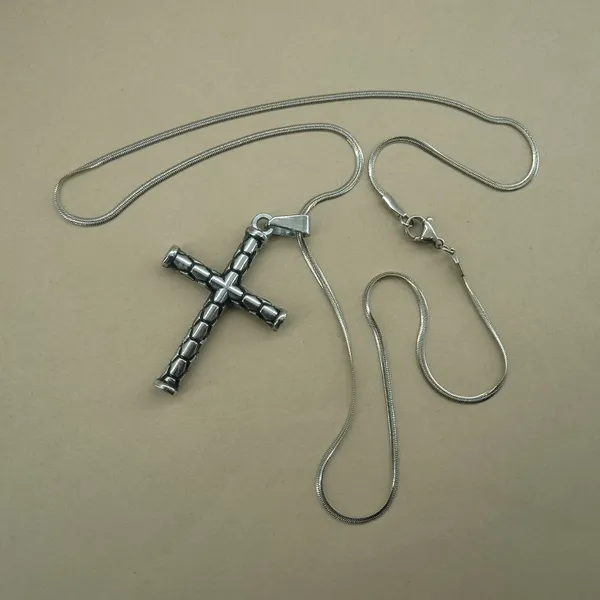 Bittrend_Jewels_Silver_Tone_Textured_Cross_Pendant_Necklace_For_Women_Classic_Faith_Symbol_Chain_Jewelry