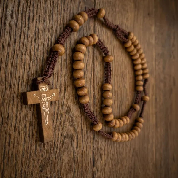 Handmade_Natural_Brown_Beechwood_Rosary_Bead_Necklace_With_Crucifix_Unisex