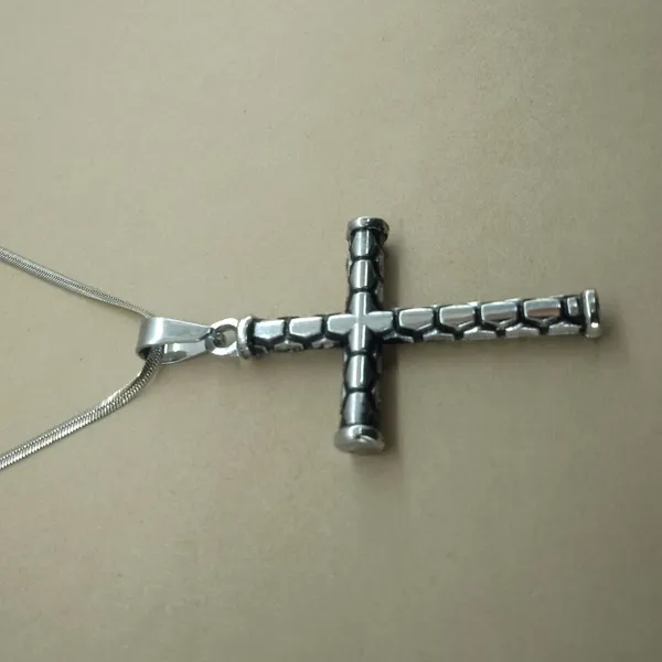 Bittrend_Jewels_Silver_Tone_Textured_Cross_Pendant_Necklace_For_Women_Classic_Faith_Symbol_Chain_Jewelry