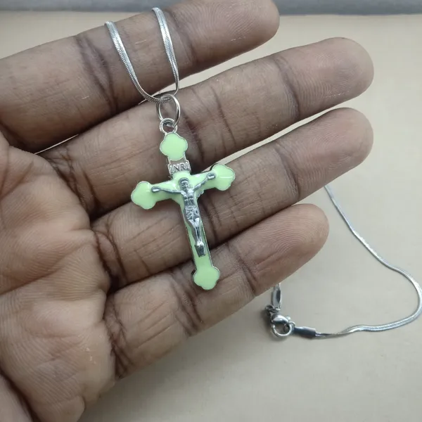 Bittrend_Jewels_Anti_Tarnish_Stainless_Steel_Glow_In_The_Dark_Inri_Crucifix_Pendant_Necklace_For_Women_Luminous_Jesus_Cross_With_Chain
