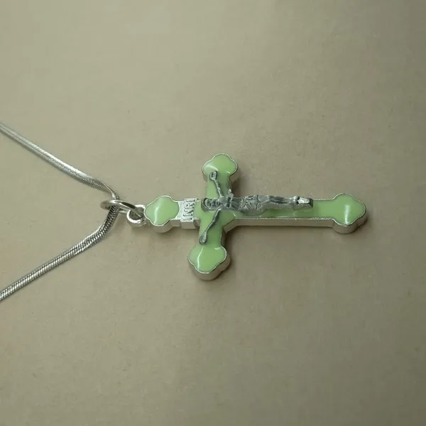 Bittrend_Jewels_Anti_Tarnish_Stainless_Steel_Glow_In_The_Dark_Inri_Crucifix_Pendant_Necklace_For_Women_Luminous_Jesus_Cross_With_Chain
