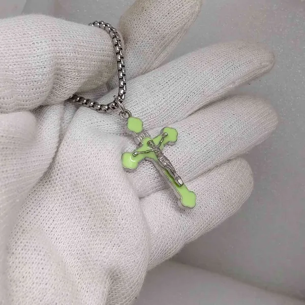 Bittrend_Jewels_Anti_Tarnish_Stainless_Steel_Glow_In_The_Dark_Inri_Crucifix_Pendant_Necklace_For_Men_Luminous_Jesus_Cross_With_Box_Chain