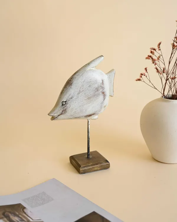 Fish_on_stand_-_White