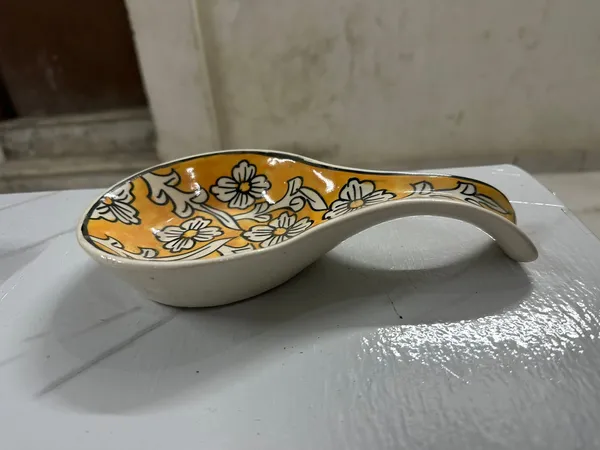 Yellow_And_White_Premium_Zora_Blue_Pottery_Spoon_Rest