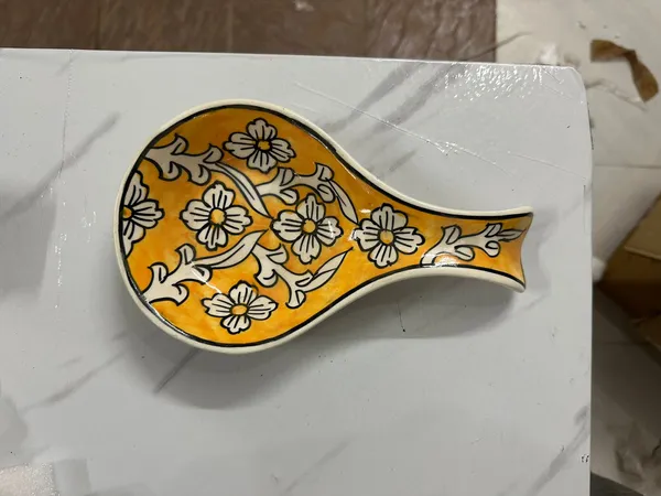 Yellow_And_White_Premium_Zora_Blue_Pottery_Spoon_Rest