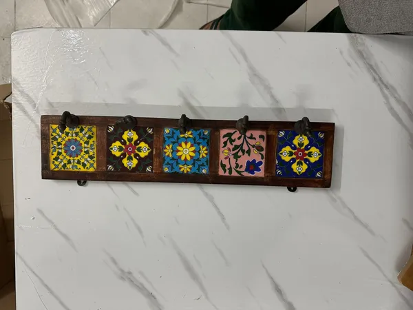 Multicolor_Premium_Khunti_Wooden_And_Blue_Pottery_Wall_Hook_Board_(5_Hooks)
