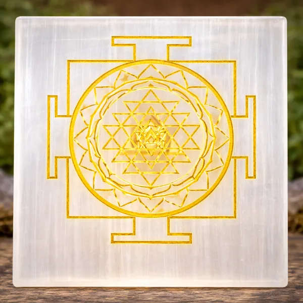 White_&_Gold_Natural_Selenite_With_Printed_Shri_Yantra_Plate_For_Unisex