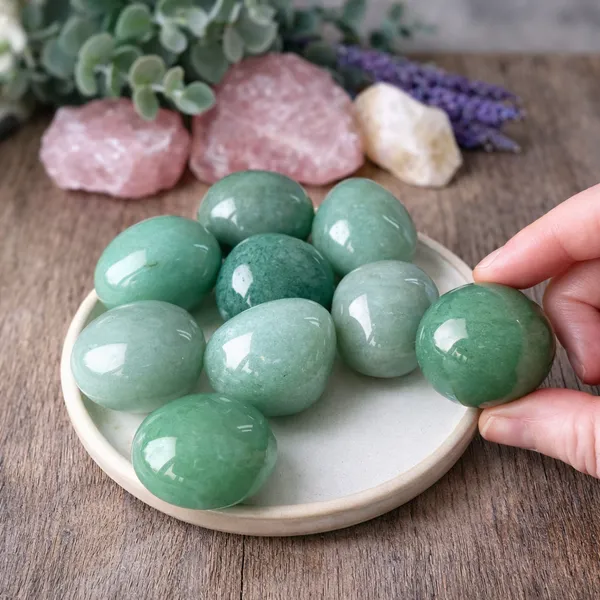 Green_Natural_Aventurine_Quartz_Stone_Tumble_For_Unisex