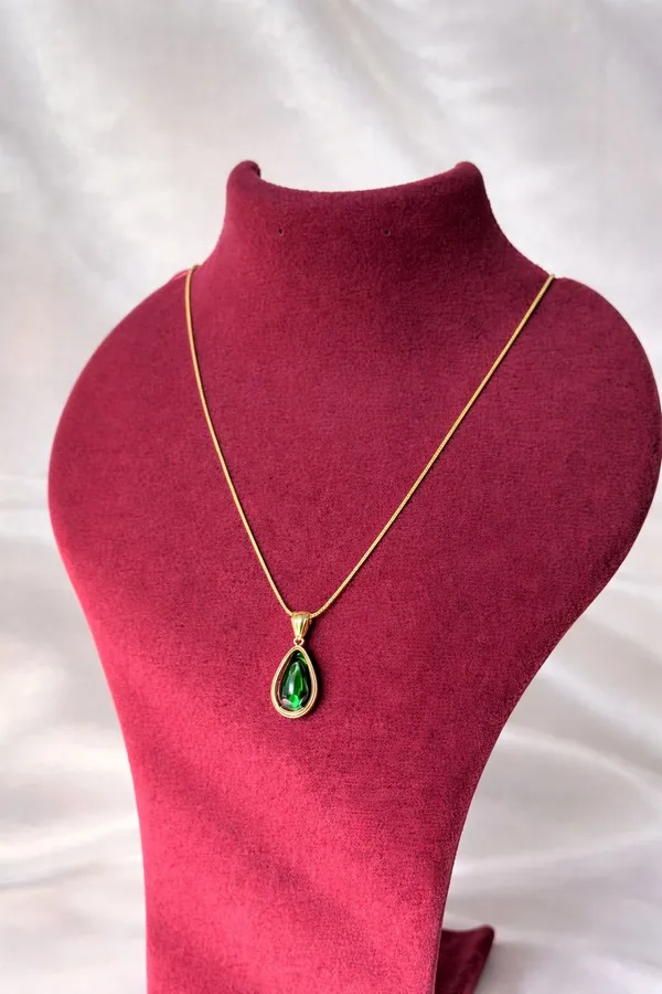 Gold_Emerald_Teardrop_Pendant_Necklace_For_Women
