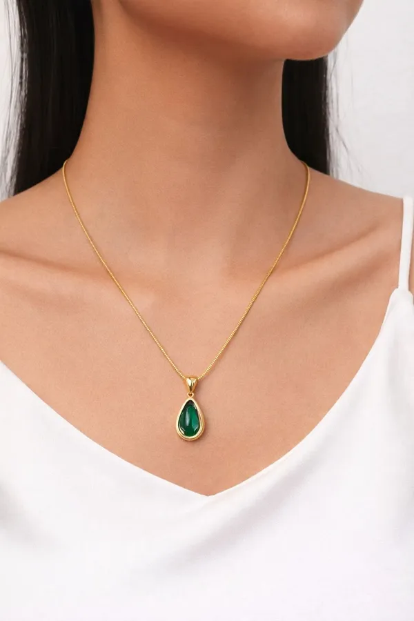 Gold_Emerald_Teardrop_Pendant_Necklace_For_Women