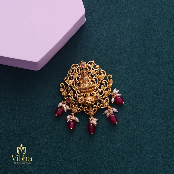 Gold_Premium_Metal_Pendant_Set_For_Women