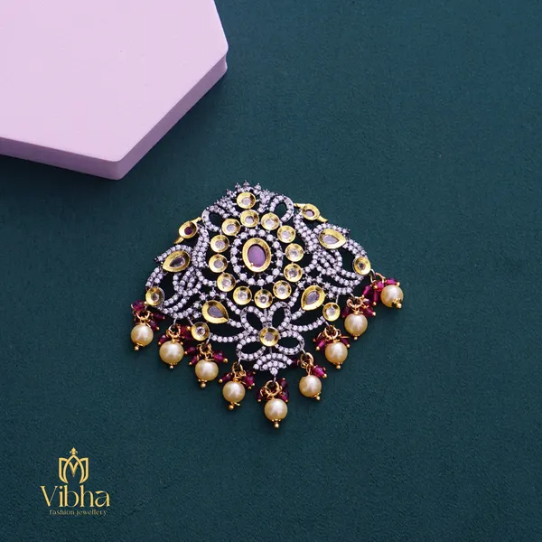 Gold_Premium_Metal_Pendant_Set_For_Women