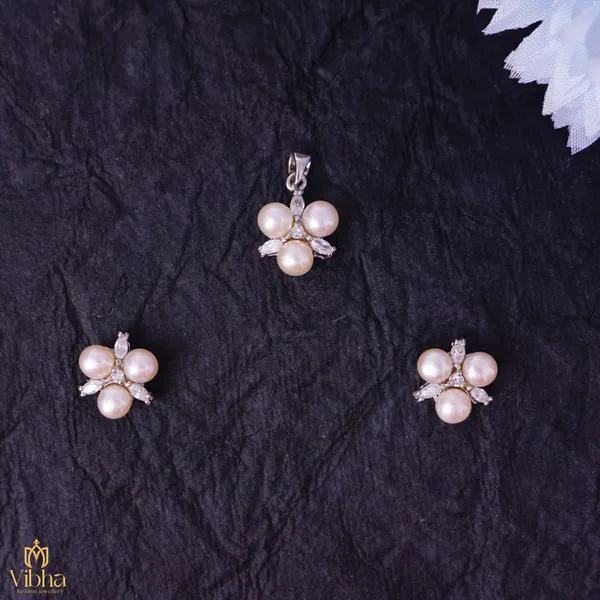 White_Premium_Metal_Pendant_Set_For_Women