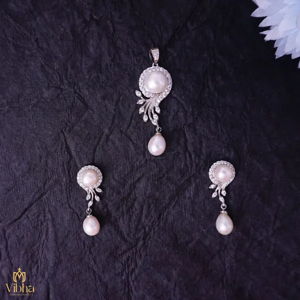 White_Premium_Metal_Pendant_Set_For_Women